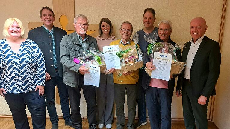 links nach rechts: Ortsvorsitzende Anja Seufert, Kreisvorsitzender Christof Herbert, Ludwig Neller, stellvertr. Ortsvorsitzende Irina Fatt-Stöhr, Hermann Leicht, stellvertr. Ortsvorsitzender Thomas Fell, Eugen Holzheimer und Landrat Thomas Habermann