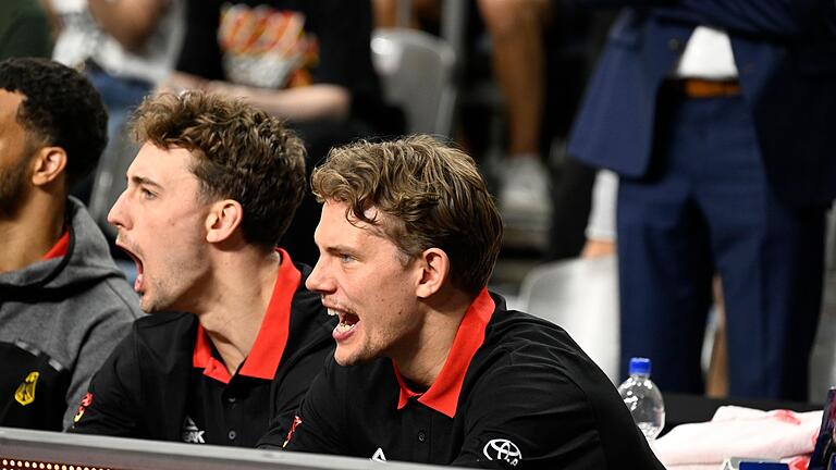 Basketball: Deutschland - Frankreich       -  Die beiden Wagner-Brüder Franz (l) und Moritz an der Seitenlinie.