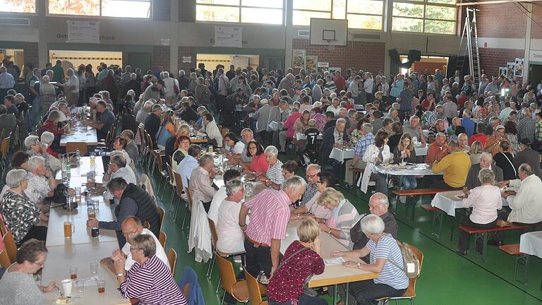 Viele leckere Speisen bescherten dem TSV&nbsp;eine volle Halle. Foto: Rainer Weis