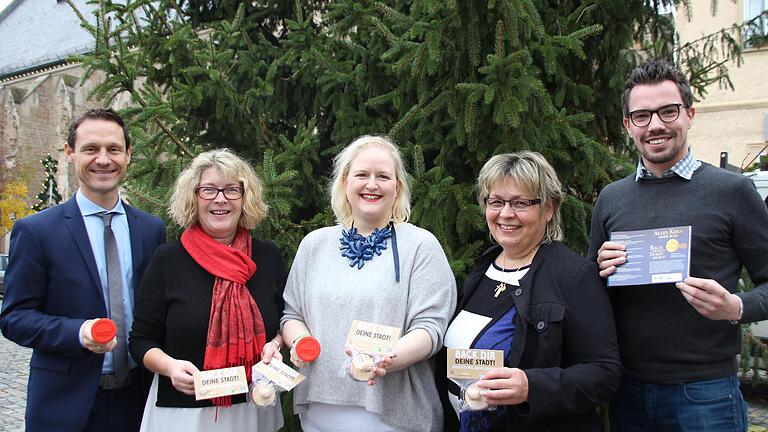 Gerolzhofen ist zum Anbeißen: Deswegen gibt es einen Keks-Stempel mit der Stadt-Silhouette: im Bild (von links) Bürgeremeister Thorsten Wozniak, Tourist-Info-Leiterin Beate Glotzmann, Anne Bauerfeld, Vorsitzende des Historischen Vereins, Petra Aumüller, Vorsitzende von Gerolzhofen-aktiv und Altstadtmanager Daniel Hausmann.