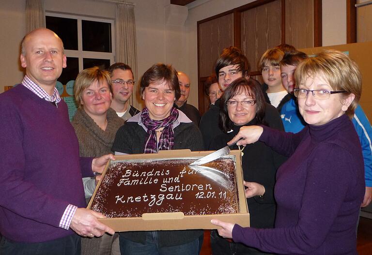Das war vor zehn Jahren: Am 12. Januar 2011 wurde das Bündnis für Familien und Senioren offiziell mit einen kleiner Feierstunde und einer Geburtstagstorte aus der Taufe gehoben. Bürgermeister Stefan Paulus (vorne links) übernahm die Schirmherrschaft.