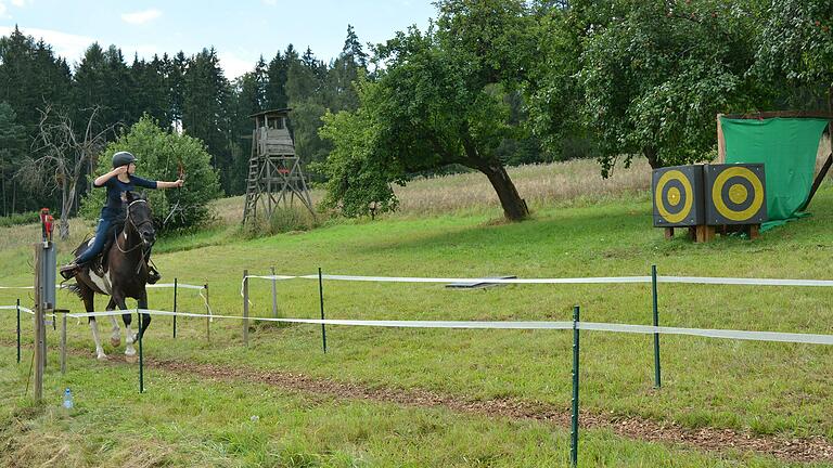 Mindestens drei Pfeile werden im Galopp des Ungarischen Wettkampfs in kürzester Zeit auf drei Zielscheiben geschossen.