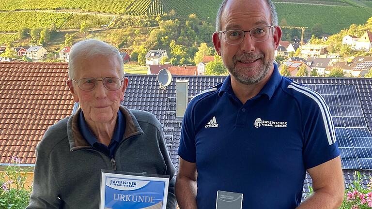 Jubilar Eugen Keupp (links) mit der Urkunde des Bayerischen Fußballverbandes (BFV), Gruppenschiedsrichter-Obmann Bernd Kuger mit der BFV-Verbandsplakette.