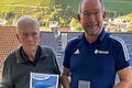 Jubilar Eugen Keupp (links) mit der Urkunde des Bayerischen Fußballverbandes (BFV), Gruppenschiedsrichter-Obmann Bernd Kuger mit der BFV-Verbandsplakette.