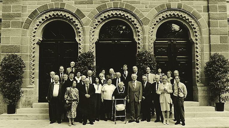 Jüdische Gäste um Oberbürgermeister Erwin Rumpel 1993 bei der Neuwidmung der Alten Synagoge.