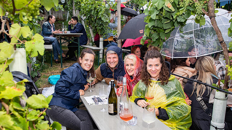 Trotz des Regens besuchen viele Menschen am Donnerstag 27.07.23 das 'Wein am Stein' Weinfest beim Weingut Knoll in Würzburg.
