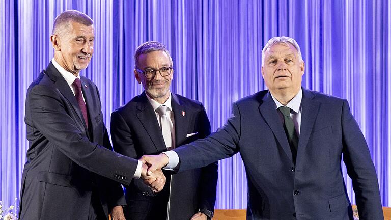 Rechtes Parteienbündnis       -  Andrej Babis (l-r), Herbert Kickl und Viktor Orban in Wien.