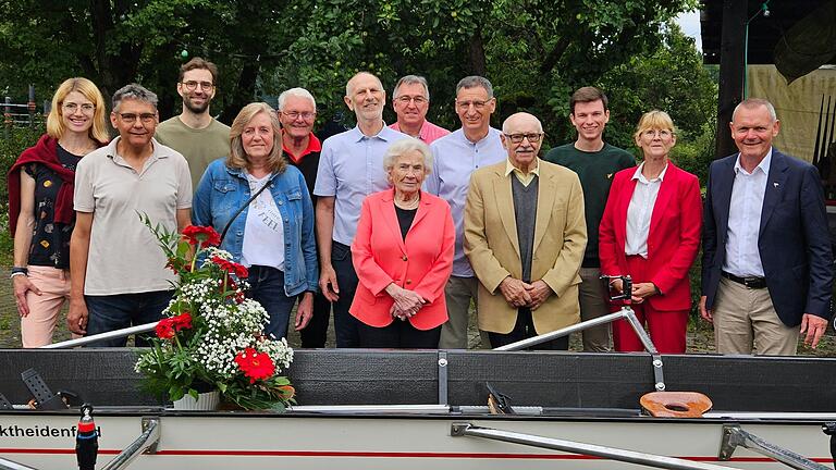 Die Geehrten mit dem neuen Boot (von links): Diana Schreck, Stefan Dürrnagel, Richard Oswald, Petra Schirmer, Peter Kausemann, Bruno Perner, Isolde Gießen, Gerhard Reichert, Dietmar Hamberger und Ludwig Petz mit Felix Schmöger, Martina Kugler und Thomas Stamm. Die Geehrten mit dem neuen Boot (von links): Diana Schreck, Stefan Dürrnagel, Richard Oswald, Petra Schirmer, Peter Kausemann, Bruno Perner, Isolde Gießen, Gerhard Reichert, Dietmar Hamberger und Ludwig Petz mit Felix Schmöger, Martina Kugler und Thomas Stamm.