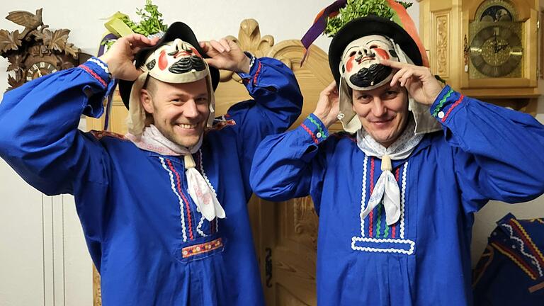 Sie schlüpfen unter die Maske: Die Weisbacher Jochen Filbry (links) und Markus Johannes (rechts) sind als Blaue Jüden bei Fastnacht in Franken mit von der Partie. Sie schlüpfen unter die Maske: Die Weisbacher Jochen Filbry (links) und Markus Johannes (rechts) sind als Blaue Jüden bei Fastnacht in Franken mit von der Partie.