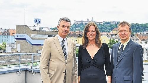 Feierten das Jubiläum über den Dächern der Stadt: (von links) Rolf Lauer, Chef der Handwerkskammer für Unterfranken, mit den Geschäftsführern der HWK-Service GmbH, Gertrud Türk und Gerold Stühler-Lenhard. Feierten das Jubiläum über den Dächern der Stadt: (von links) Rolf Lauer, Chef der Handwerkskammer für Unterfranken, mit den Geschäftsführern der HWK-Service GmbH, Gertrud Türk und Gerold Stühler-Lenhard.