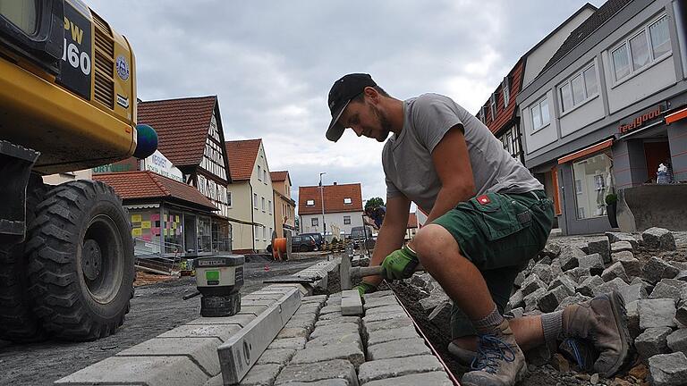 Stein um Stein nimmt Hofheims neue Hauptstraße Gestalt an. Und Altes kommt zu neuen Ehren: das Granitpflaster der früheren Hauptstraße wird zum Einbau der Regenrinnen verwendet, im Bild von Julian Bäuerlein. Stein um Stein nimmt Hofheims neue Hauptstraße Gestalt an. Und Altes kommt zu neuen Ehren: das Granitpflaster der früheren Hauptstraße wird zum Einbau der Regenrinnen verwendet, im Bild von Julian Bäuerlein.