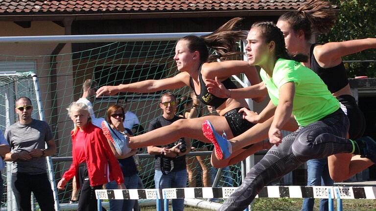 Hanna Schmitt (in grün) vom TV/DJK Hammelburg erzielte beim Saisonauftakt der Leichtathleten in Aschaffenburg gleich vier persönliche Bestleistungen. Fotos: Reinhold Nürnberger       -  Hanna Schmitt (in grün) vom TV/DJK Hammelburg erzielte beim Saisonauftakt der Leichtathleten in Aschaffenburg gleich vier persönliche Bestleistungen. Fotos: Reinhold Nürnberger