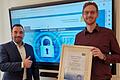 Die Stadt Bad Neustadt wurde mit dem Siegel 'Kommunale IT-Sicherheit' ausgezeichnet: Bürgermeister Michael Werner (links) und Geschäftsleiter Maximilian Pfister sind stolz .