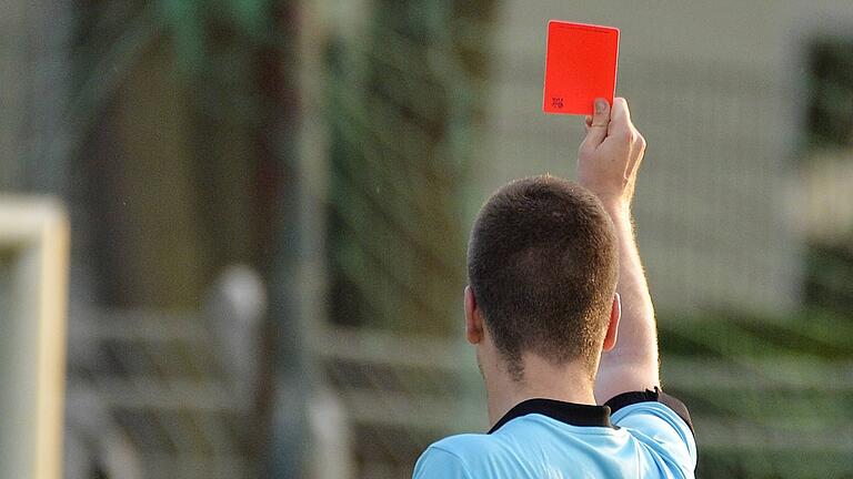 Auch nach einem Platzverweis schlugen die Emotionen auf dem Winterhäuser Sportplatz hoch. Die Kreisliga-Partie zwischen der SG Sommerhausen/Winterhausen und dem SV Heidingsfeld wurde durch den Schiedsrichter abgebrochen (Symbolbild). Auch nach einem Platzverweis schlugen die Emotionen auf dem Winterhäuser Sportplatz hoch. Die Kreisliga-Partie zwischen der SG Sommerhausen/Winterhausen und dem SV Heidingsfeld wurde durch den Schiedsrichter abgebrochen (Symbolbild).