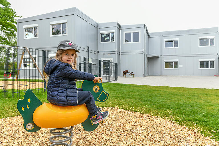 Während der Sanierung des Kindergartengebäudes befindet sich der Ochsenfurter Maria-Theresia-Kindergarten in einer Containeranlage in der Marktbreiter Straße. Die Einrichtung zählt – wie alle Ochsenfurter Kindergärten – mit zu den günstigsten im Landkreis Würzburg. Während der Sanierung des Kindergartengebäudes befindet sich der Ochsenfurter Maria-Theresia-Kindergarten in einer Containeranlage in der Marktbreiter Straße. Die Einrichtung zählt – wie alle Ochsenfurter Kindergärten – mit zu den günstigsten im Landkreis Würzburg.
