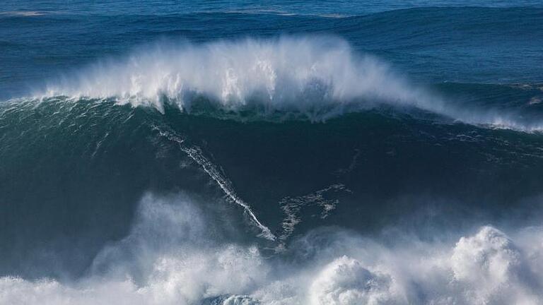 Wie eine «Wasserwand»: Surfer Sebastian Steudtner hat eine Riesenwelle bezwungen. Foto: Aybuke Dogmaz/Florian Gress/dpa       -  Sogenannte Monsterwellen können bis zu 30 Meter hoch werden.