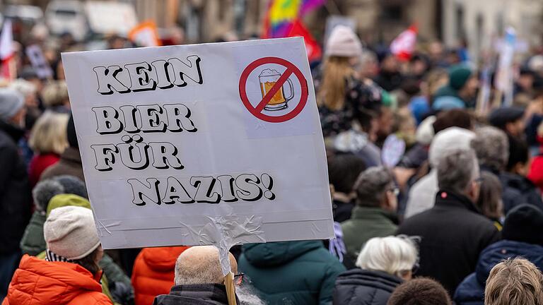 Endlich zieht&nbsp;es die bislang schweigende Mehrheit der Menschen auf die Straße, zu Demonstrationen, Kundgebungen und Aktionen gegen Rechtsextremismus.