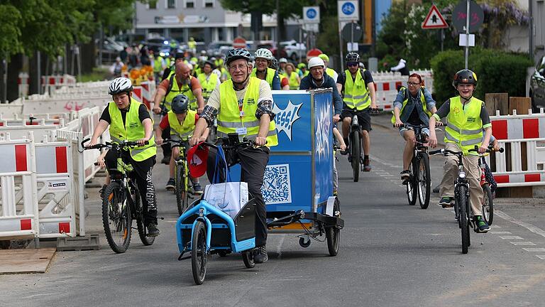 Knapp einhundert Fahrradfahrer beteiligten sich an der Radler-Demo der Bewegung 'Kidical Mass', die zum siebten Mal in Schweinfurt stattfand.