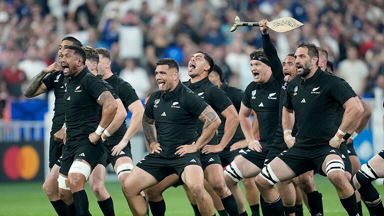 Haka von Neuseelands Rugby-Nationalmannschaft       -  Der rituelle Tanz &bdquo;Haka&rdquo; soll den Gegner einschüchtern. (Archivbild)