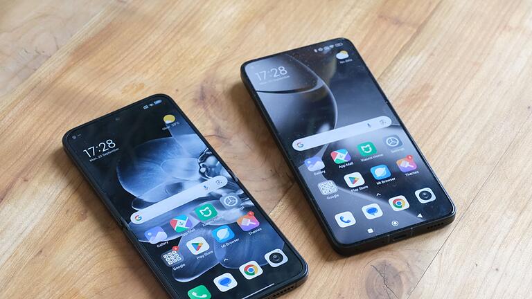 Xiaomi Mix Flip - Welches Telefon lässt sich zusammenklappen? Man sieht es nicht. Links das Mix Flip, rechts das Xiaomi 14T Pro, ein klassisches Smartphone. Xiaomi Mix Flip - Welches Telefon lässt sich zusammenklappen? Man sieht es nicht. Links das Mix Flip, rechts das Xiaomi 14T Pro, ein klassisches Smartphone.