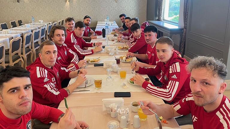 Das Frammersbacher Team beim Essen.