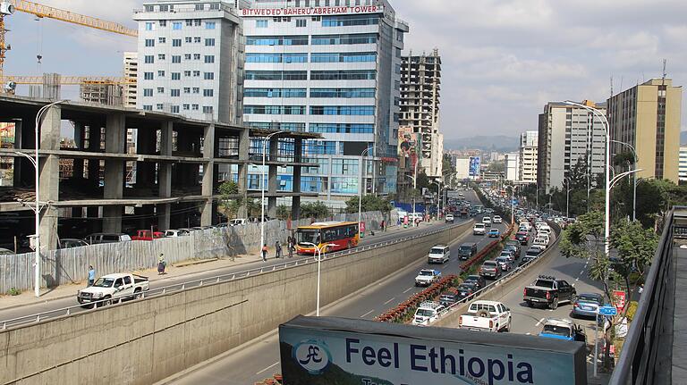 Die Bole Road in Addis Abeba ist eine der wichtigsten Achsen der Hauptstadt. Im Süden befindet sich das 'Beer Garden Inn'.