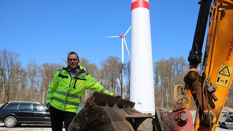 Die größte Sorge des Fuchsstädter Bürgermeisters René Gerner ist, dass bis Samstag der Platz vor dem Windrad und die Zufahrt neu angelegt sind, damit Ministerpräsident Söder und weitere Gäste nicht durch Schlaglöcher fahren müssen.       -  Die größte Sorge des Fuchsstädter Bürgermeisters René Gerner ist, dass bis Samstag der Platz vor dem Windrad und die Zufahrt neu angelegt sind, damit Ministerpräsident Söder und weitere Gäste nicht durch Schlaglöcher fahren müssen.