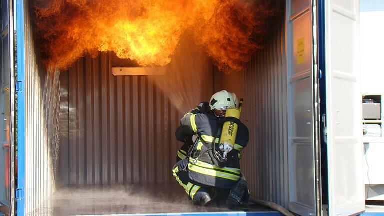 Die Feuerwehren des Landkreises sollen in Niederwerrn eine neue Übungsstrecke für Atemschutzträger erhalten (Archivfoto). Als erste Investition schafft der Landkreis Schweinfurt dort eine Trafostation an.