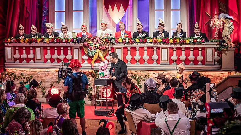 Norbert Schober, Dritter von links, wird künftig bei 'Fastnacht in Franken' nicht mehr auf der Bühne sitzen. Norbert Schober, Dritter von links, wird künftig bei 'Fastnacht in Franken' nicht mehr auf der Bühne sitzen. 