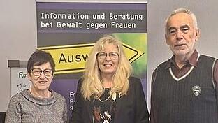 Angelika Franz-Fella (links) und Karl-Heinz Maul (rechts) übergaben für die Winzer die Spende an Dagmar Flakus, Geschäftsführerin Frauenhaus für die Region Main-Rhön.       -  Angelika Franz-Fella (links) und Karl-Heinz Maul (rechts) übergaben für die Winzer die Spende an Dagmar Flakus, Geschäftsführerin Frauenhaus für die Region Main-Rhön.