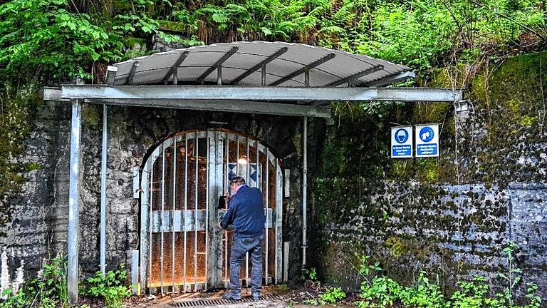 Der ganz und gar unspektakuläre Eingang zum Barbarastollen ist mit einem Schloss gesichert, dessen Zahlenkombination nur zwei Menschen kennen.