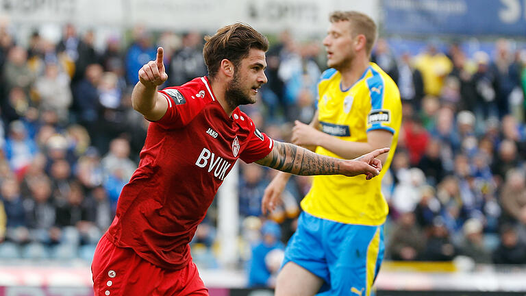 Kickers-Angreifer Dominic Baumann jubelt über seinen Treffer zum 2:1. Die Kickers brachten Carl Zeiss Jena die erste Niederlage nach sechs Spielen bei.
