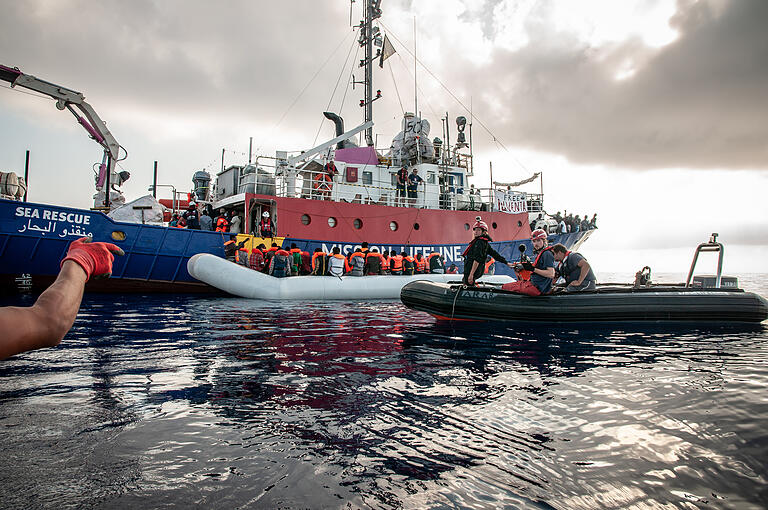 Lifeline-Kapitän: 'Menschen werden auf dem Meer entsorgt'       -  Die Lifeline bei einer ihrer Rettungsmissionen, bevor sie in Malta beschlagnahmt wurde.