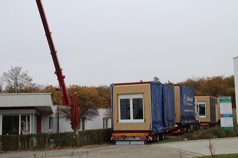 Per Lkw kommen die Container aus Blaubeuren.