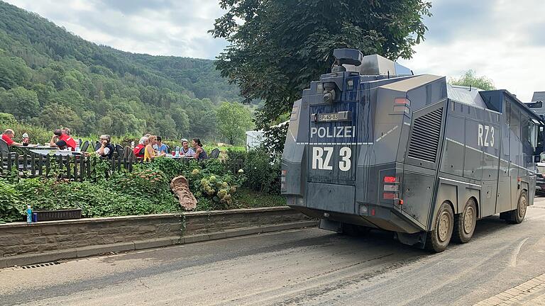 Die Polizei säubert die nach wie vor schlammbraunen Straßen mit Wasserwerfern, auch die örtlichen Landwirte helfen und fahren Schutt und Dreck auf Deponien. Die Polizei säubert die nach wie vor schlammbraunen Straßen mit Wasserwerfern, auch die örtlichen Landwirte helfen und fahren Schutt und Dreck auf Deponien.