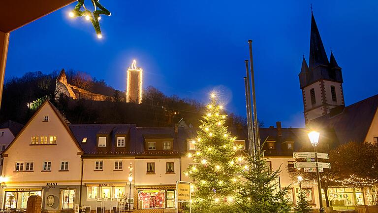 Gemündens Scherenburgturm erstrahlt als erste Adventskerze. Gemündens Scherenburgturm erstrahlt als erste Adventskerze.
