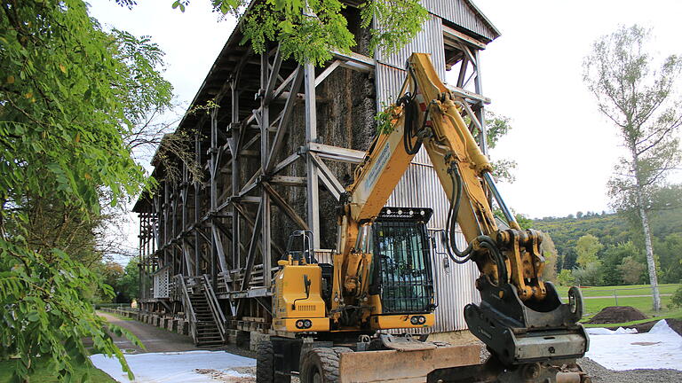 Gradierbau in Bad Kissingen: Abriss beginnt - Kommende Woche beginnen die Abrissarbeiten am Gradierbau. Schweres Gerät steht schon bereit. Gradierbau in Bad Kissingen: Abriss beginnt - Kommende Woche beginnen die Abrissarbeiten am Gradierbau. Schweres Gerät steht schon bereit.