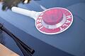 Polizeikelle hinter Windschutzscheibe       -  Trotz Anhaltezeichen soll der 19-Jährige mit dem Auto vor der Polizei davongerast sein. (Symbolbild)