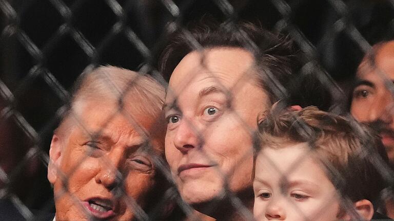 Trump und Musk mit Sohn beim Ultimate Fighting - Trump, Musk mit 4 Jahre altem Sohn bei Kampfsport-Spektakel Trump und Musk mit Sohn beim Ultimate Fighting - Trump, Musk mit 4 Jahre altem Sohn bei Kampfsport-Spektakel