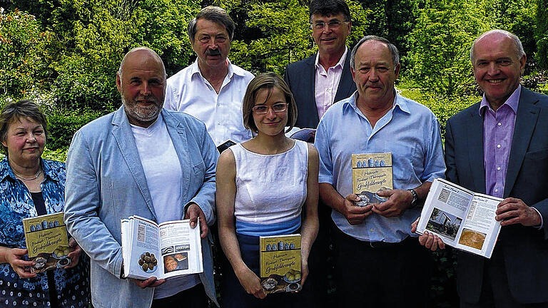 Freuen sich über das Grabfeld-Kochbuch: Lydia Ames vom BBV (von links), Autor Jan Schöppach, Allianz-Sprecher Kurt Mauer, Allianz-Managerin Mirjam Betz, Raimund Fischer vom Amt für ländliche Entwicklung, Autor Philipp Sebald und Landrat Thomas Habermann.