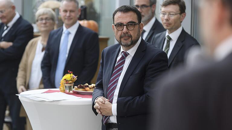 Klaus Holetschek, Staatsminister für Gesundheit und Pflege (CSU), besuchte am Freitag das Matthias-Claudius-Heim in der Sanderau in Würzburg. Mithilfe einer Förderung durch den Freistaat soll das Haus modernisiert werden und eine Begegnungsstätte für Senioren im Stadtteil entstehen. Klaus Holetschek, Staatsminister für Gesundheit und Pflege (CSU), besuchte am Freitag das Matthias-Claudius-Heim in der Sanderau in Würzburg. Mithilfe einer Förderung durch den Freistaat soll das Haus modernisiert werden und eine Begegnungsstätte für Senioren im Stadtteil entstehen.