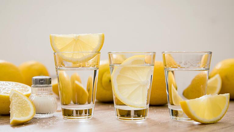 Die vermeintlich mexikanische Tradition vom Tequila-Shot mit dem Salz von der Hand und dem Biss in eine Zitrone ist eine deutsche Erfindung. In Mexiko kennt man dieses Ritual nicht.&nbsp;