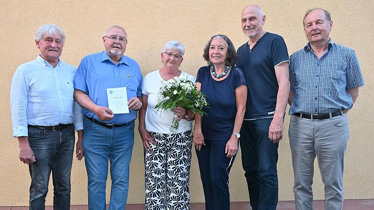 Auf dem Foto von links der stellvertretende Vorsitzende des Steigerwaldklub-Hauptvereins Gerhard Ruß, vom Gerolzhöfer Zweigverein der ehemalige 2. Vorsitzende Karl-Heinz Mock und seine Ehefrau Brigitte, seine Nachfolgerin, die neugewählte zweite Vorsitzende Petra Schöllhorn, 2. Bürgermeister Erich Servatius und Kassenwart Helmut Gruse.