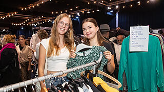 Der Fashion Flohmarkt lockt auch am Sonntag 29.09.24 Menschenmengen in die Posthalle in Würzburg.