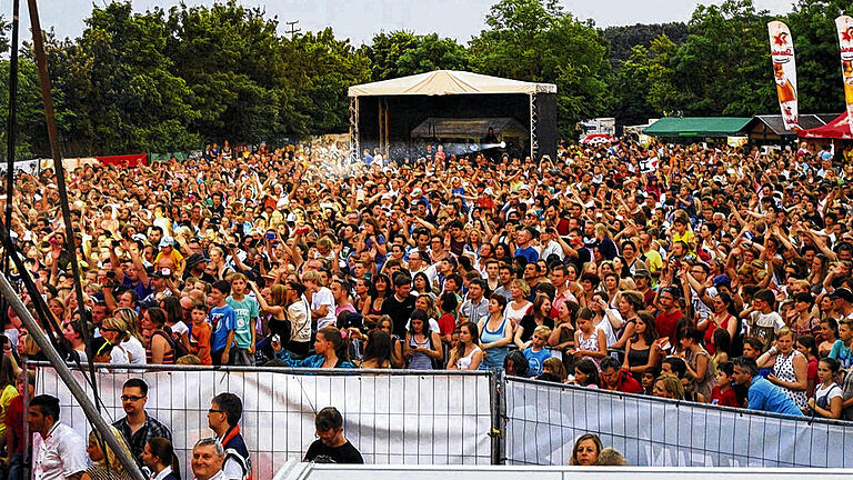 Starke Kulisse in Kürnach: Für die Gemeinde Kürnach war das Konzert mit der populären österreichischen Sängerin Christina Stürmer ein Erlebnis. Viele ehrenamtliche Helfer und Vereine hatten zum Gelingen der Party an der Höllberghalle beigetragen. Starke Kulisse in Kürnach: Für die Gemeinde Kürnach war das Konzert mit der populären österreichischen Sängerin Christina Stürmer ein Erlebnis. Viele ehrenamtliche Helfer und Vereine hatten zum Gelingen der Party an der Höllberghalle beigetragen.