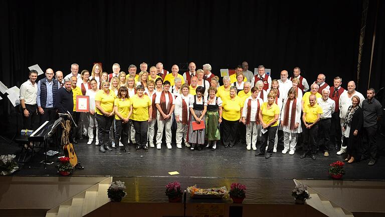 Die Sänger des Musikalischen Verein 1847 Winterhausen und des Coro Stella Traffiumese aus Cannobio mit den Bürgermeistern Giandomenico Albatella und Christian Luksch beim gemeinsamen Bild.