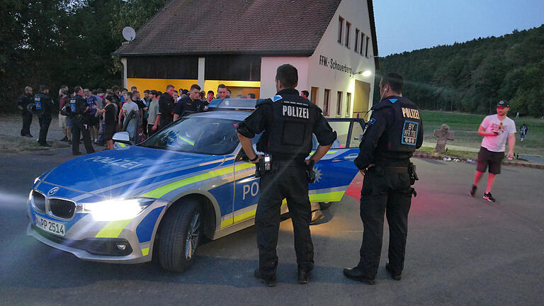 Demonstration gegen YouTuber Drachenlord       -  Polizisten stehen bei einer Hass-Demo gegen den Youtuber «Drachenlord». Trotz eines Versammlungsverbots waren mehrere Hundert Menschen zu der Demonstration gekommen.