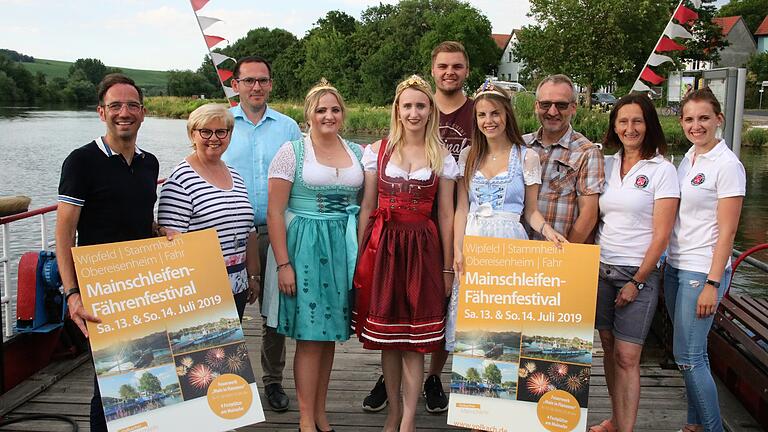 Die Vorbereitungen für das Mainschleifen-Fährenfestival am 13. und 14. Juli laufen auf Hochtouren. Auf viele Gäste freuen sich (von links) Marco Maiberger (Tourist Info), Lilo Marschhäuser (Zweite Bürgermeisterin Markt Eisenheim), Tobias Blesch (Bürgermeister Wipfeld), Annika Moller (Weinprinzessin Stammheim), Mariola Jung (Weinprinzessin Obereisenheim), Julian Ziegler (Winzer Stammheim), Marie Schneider (Weinprinzessin Wipfeld), Andreas Hoßmann (Bürgermeister Markt Eisenheim), Helga Leibold und Anna Schmitt (beide FC Fahr).