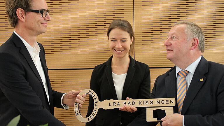 Schlüsselübergabe für den Neubau: Architekt Thomas Steimle, Projektleiterin Carolin Müller und Landrat Thomas Bold.