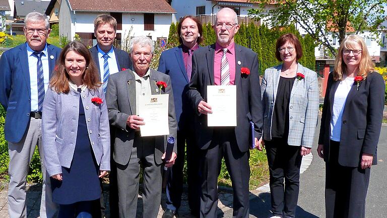 Geehrt wurden auf dem Feldgeschworenentag des Bereichs Marktheidenfeld langjährige Siebener (von links): Kreisobmann Hermann Meyer, Landrätin Sabine Sitter, Erlenbachs Bügermeister Georg Neubauer, Reinhold Engelhart (Tiefenthal, 50 Jahre, mit Urkunde), gastgebender Bürgermeister Richard Roos, Kurt Hock (Oberndorf, 40 Jahre), Bischbrunns Bürgermeisterin Agnes Engelhardt und Vermessungsoberrätin Monika Leimeister.